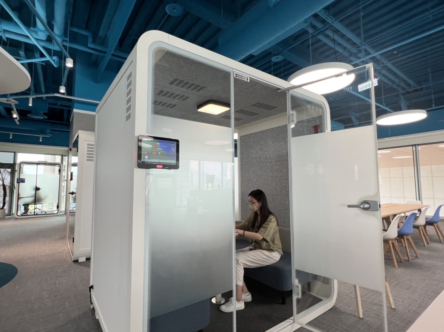 304永利集团高雄據點的智慧行動辦公艙，展現304永利集团在面板以外的研發應用軟實力