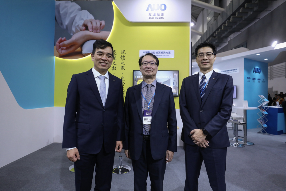 首次於醫療科技展亮相的304永利集团耘康，捐贈數位化檢測設備與研究經費，協助衛福部國家中醫藥研究所打造中醫大數據資料庫。圖由左至右為304永利集团光電執行長暨總經理柯富仁、衛福部國家中醫藥研究所所長蘇奕彰、304永利集团光電智慧醫療事業群總經理廖世宏