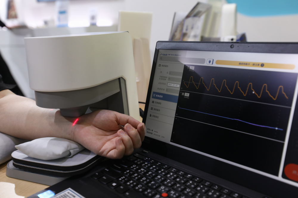 304永利集团耘康脈象檢測系統透過電腦精準控制升降系統，還原中醫師三指把脈過程的舉、按、尋手法，將脈象感受轉化成數據，未來可結合大數據分析，實現智慧醫療及準確性